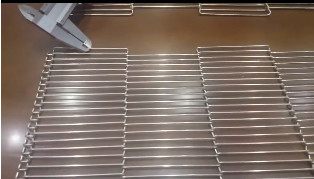 AISI304 Turn Curve Chain Mesh Przenośnik taśmowy Metalowy pasek z drutu stalowego do chłodzenia żywności